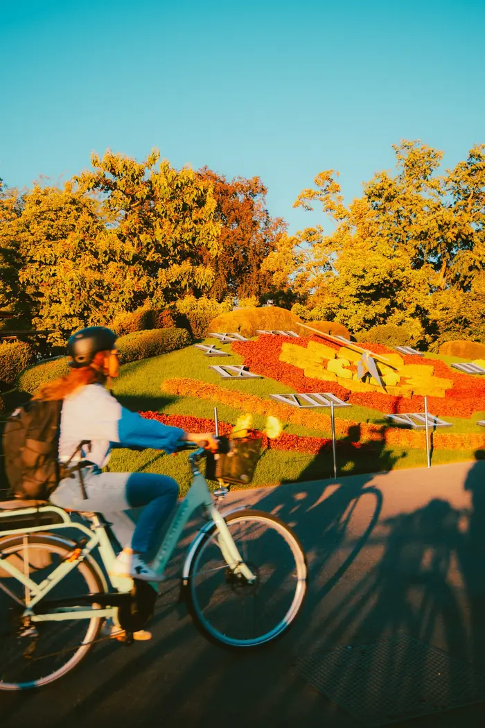 À vélo devant les massifs fleuris, Carnet de route, Chinou Eye