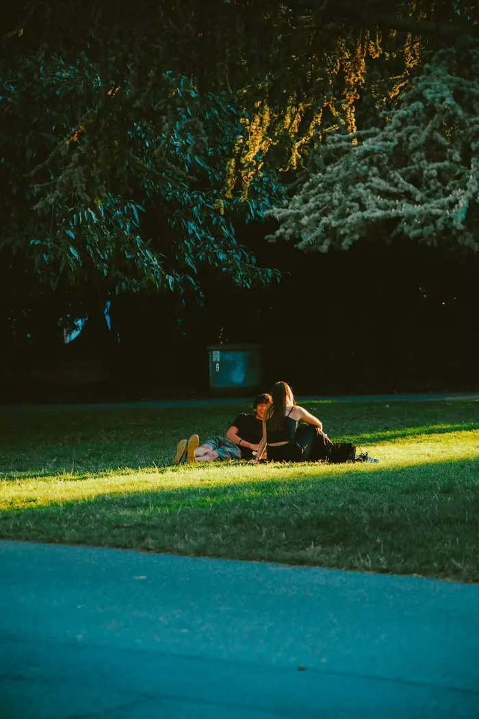 Couple dans l'herbe, fin de journée, Carnet de route, Chinou Eye