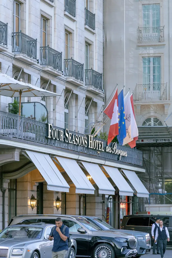 Façade d'hôtel, drapeaux, Carnet de route, Chinou Eye