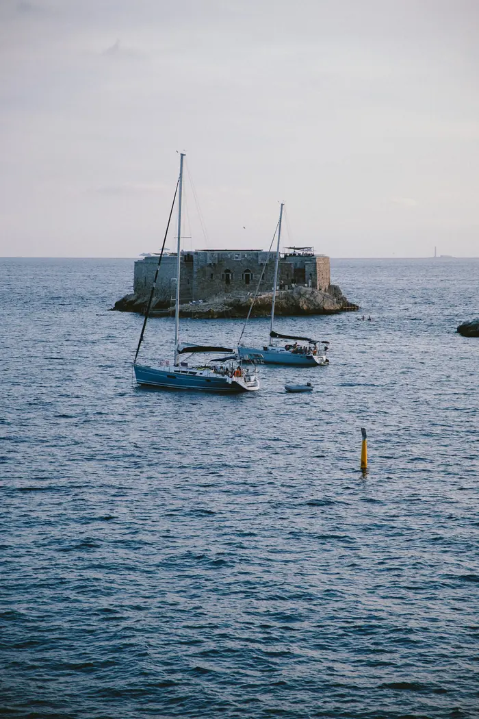 Fort sur un îlot, voiliers, Carnet de route, Chinou Eye