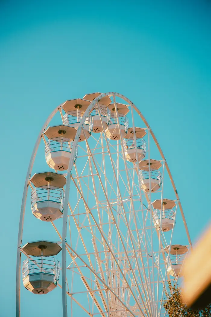 Grande roue, ciel turquoise, Carnet de route, Chinou Eye