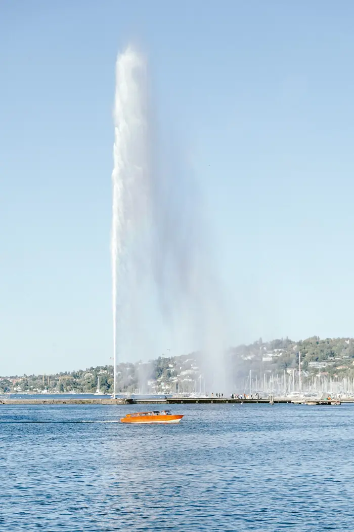 Jet d'eau, bateau jaune, Carnet de route, Chinou Eye