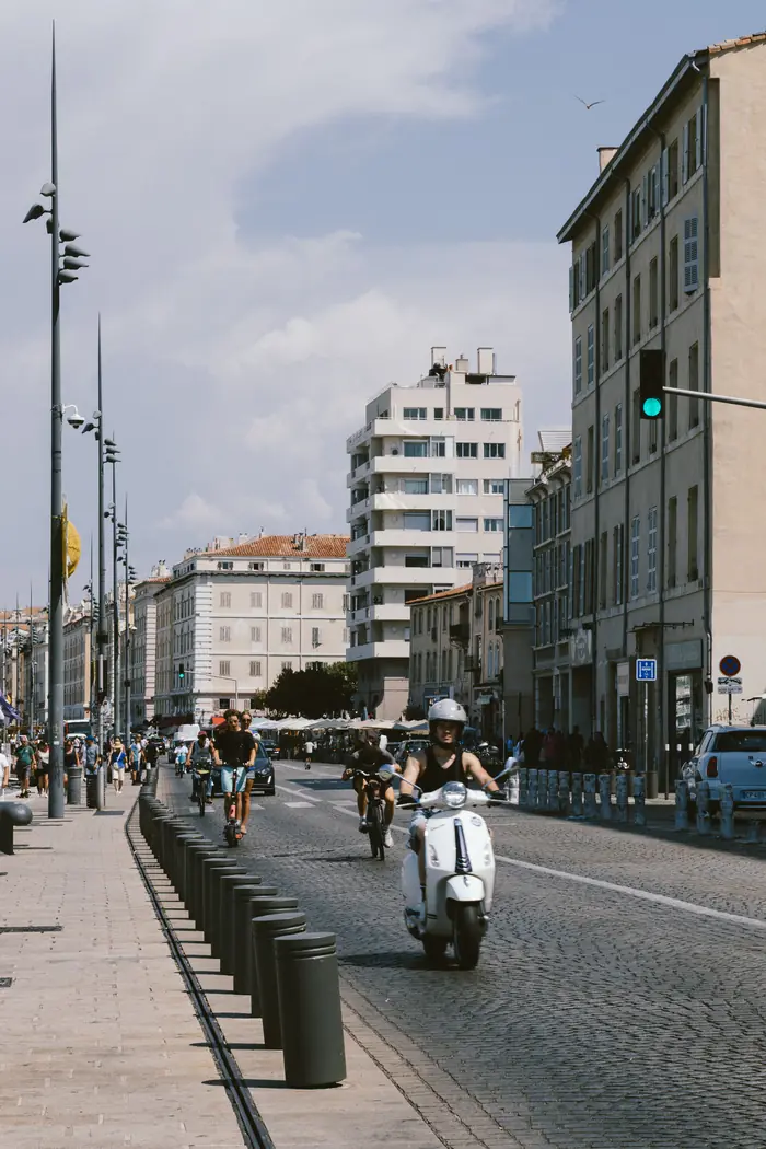 Scooter sur l'avenue, Carnet de route, Chinou Eye