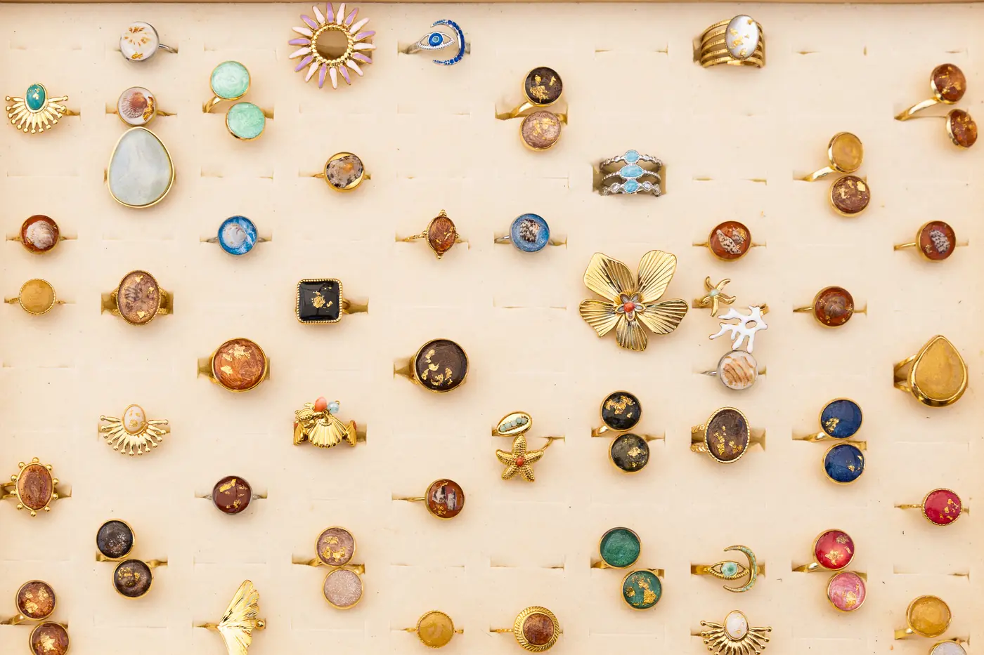 Collection de bagues, à plat, bijoux & joaillerie, Chinou Eye photographe à Genève