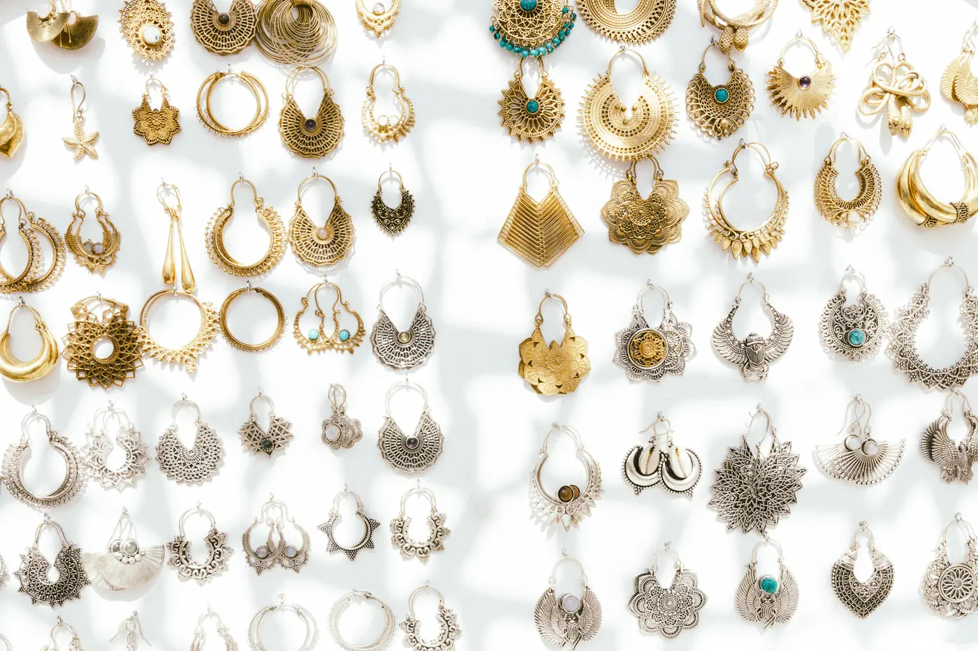 Olmana, mur de boucles d'oreilles, bijoux & joaillerie, Chinou Eye photographe à Genève