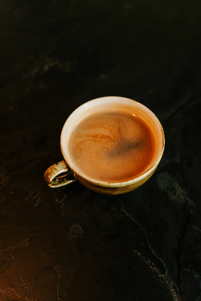 Cappuccino sur marbre noir, culinaire & restaurant, Chinou Eye photographe à Genève