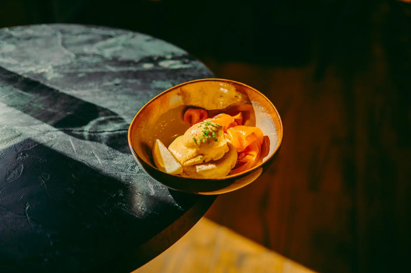 Œufs bénédicte au saumon, en bol, culinaire & restaurant, Chinou Eye photographe à Genève