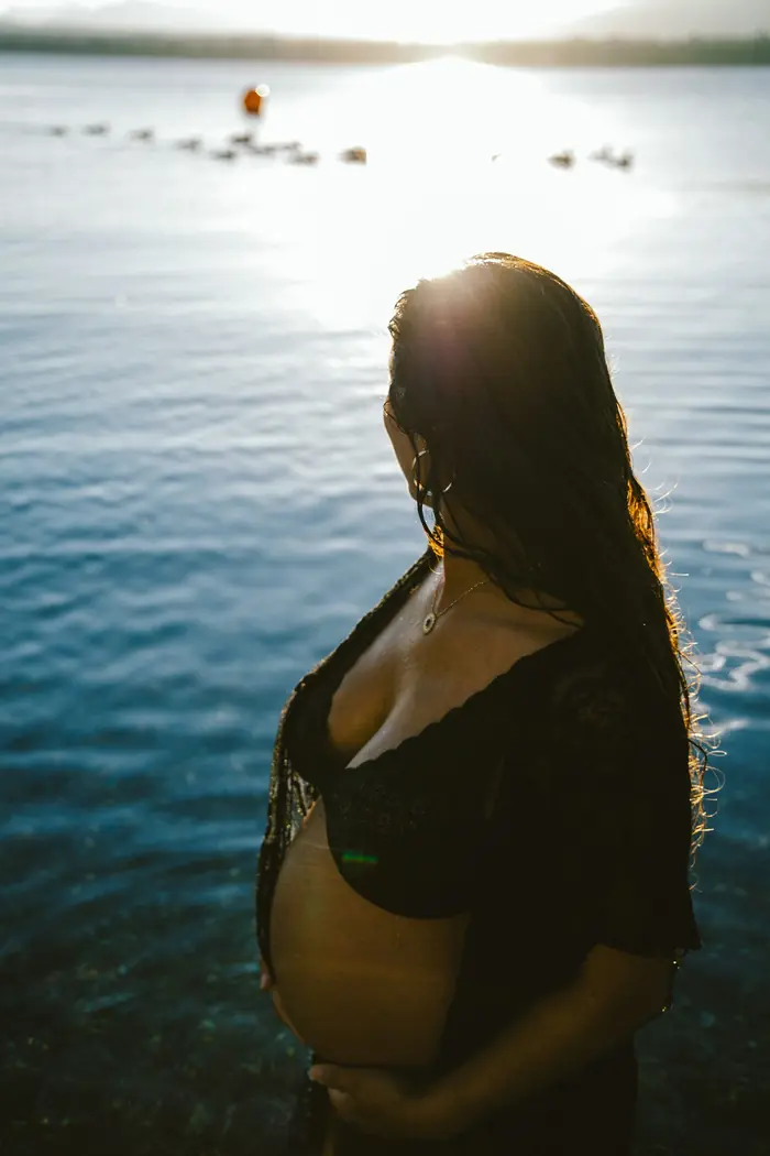 Dans le lac, soleil couchant, grossesse et maternité, Chinou Eye photographe à Genève