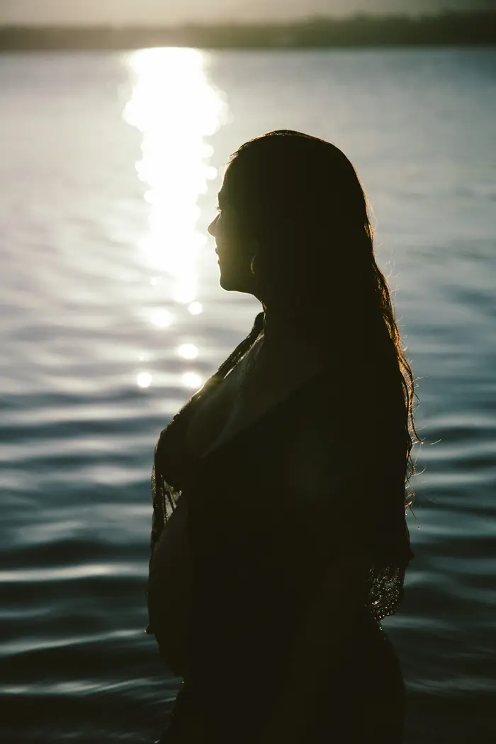 Profil dans l'eau, contre-jour, grossesse et maternité, Chinou Eye photographe à Genève