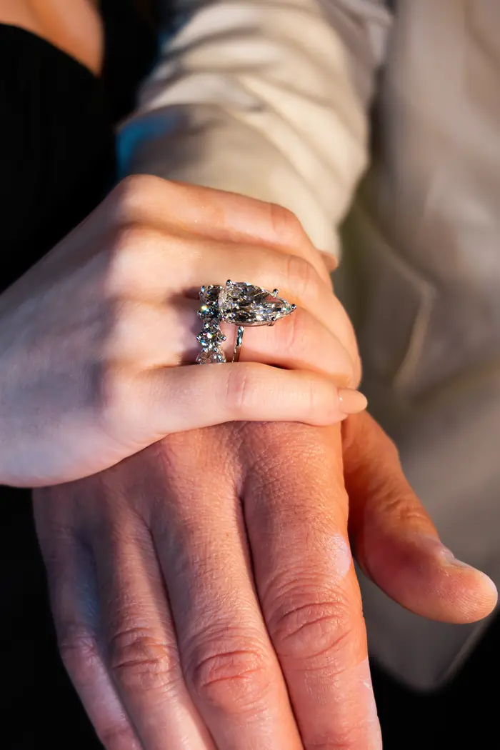 Demande en mariage, la bague au doigt, mariage, Chinou Eye photographe à Genève