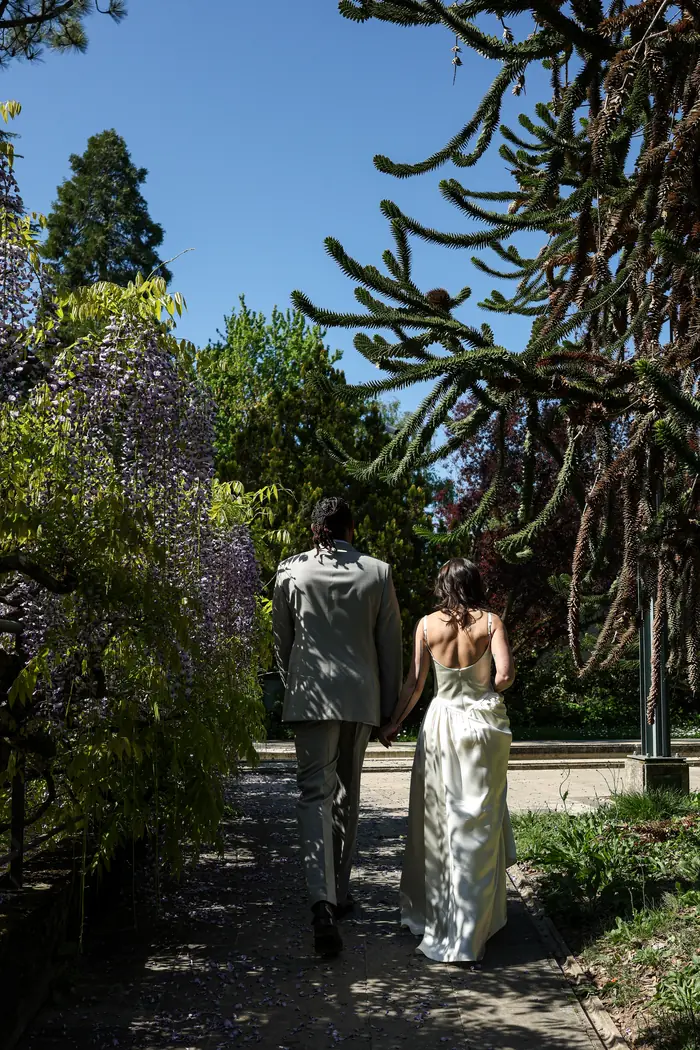 Les mariés sous la glycine, mariage, Chinou Eye photographe à Genève