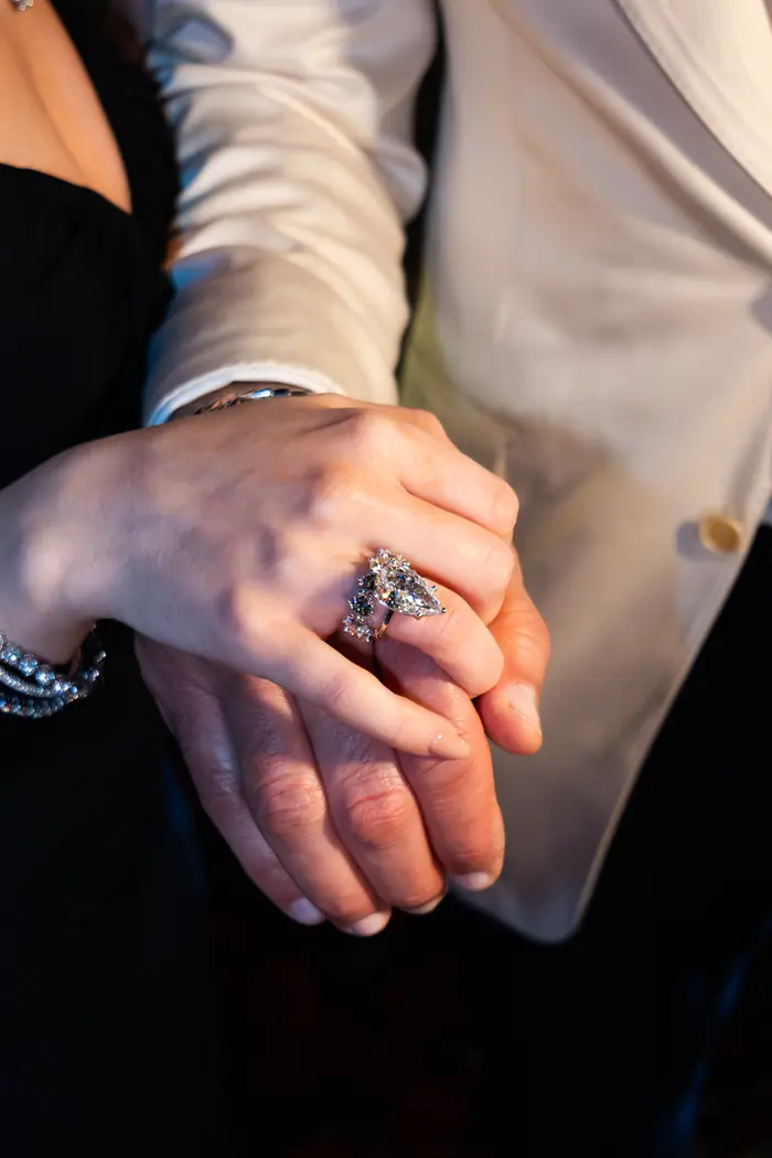 Mains nouées, juste après la demande, mariage, Chinou Eye photographe à Genève