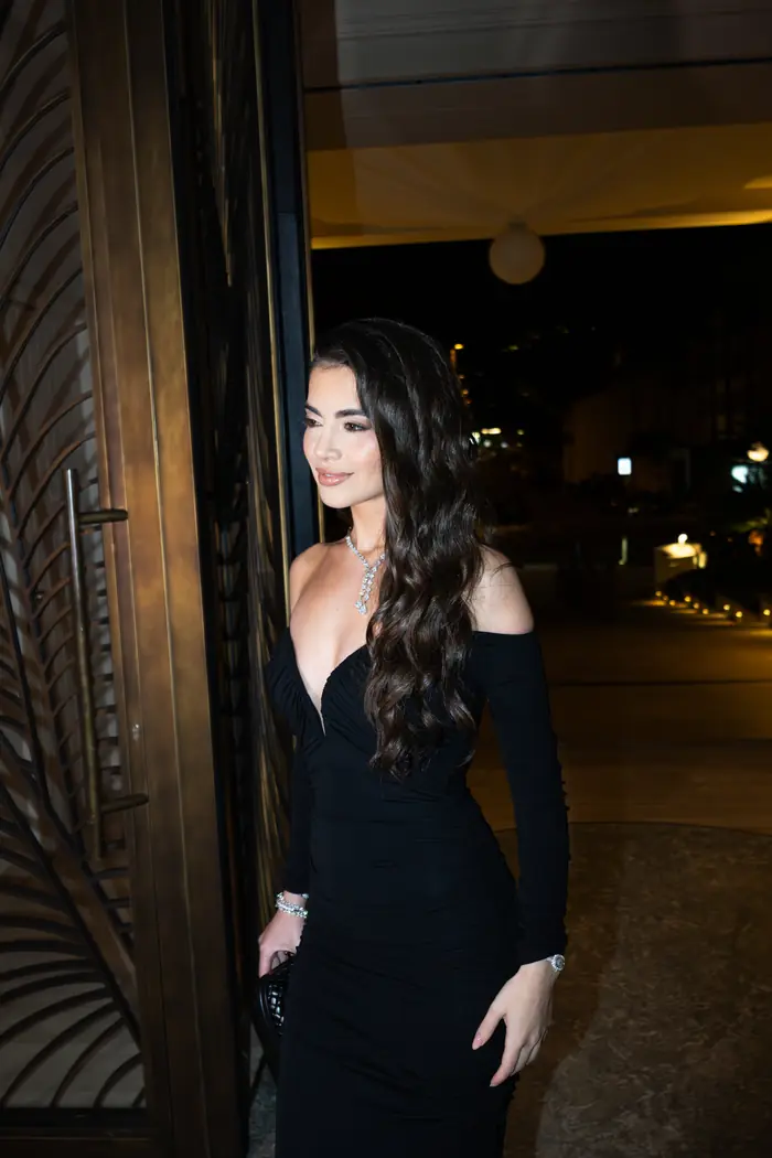 Robe noire, avant la surprise, mariage, Chinou Eye photographe à Genève