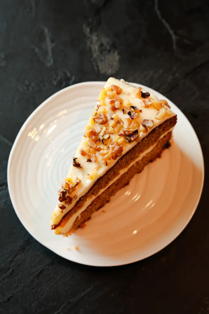 Carrot cake, fond ardoise, culinaire & restaurant, Chinou Eye photographe à Genève
