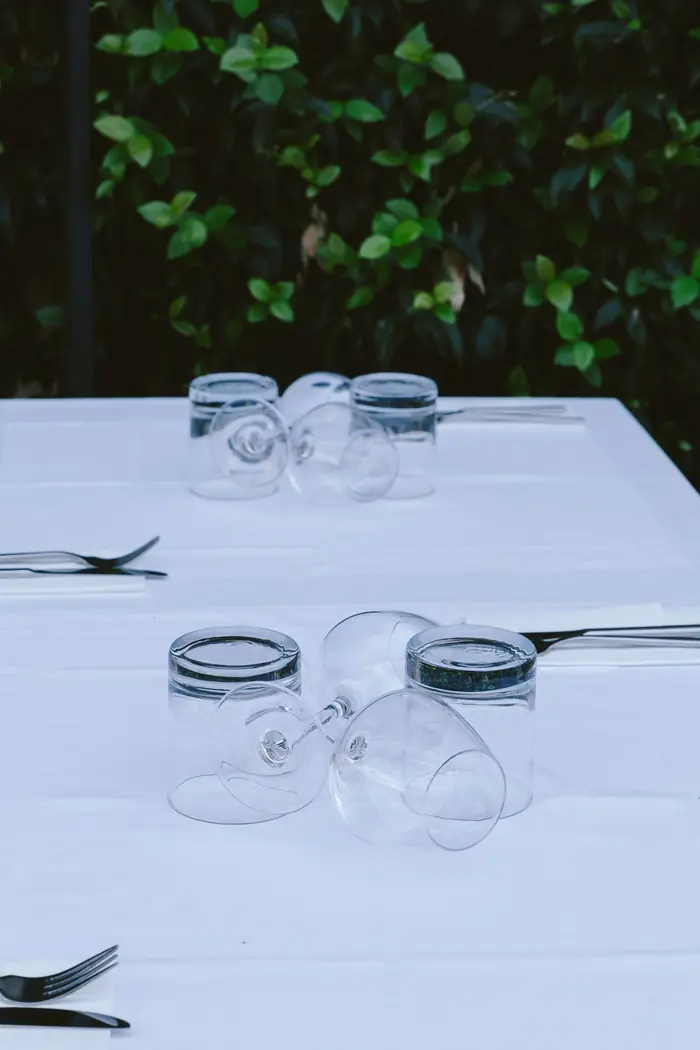Table dressée, nappe blanche, culinaire & restaurant, Chinou Eye photographe à Genève