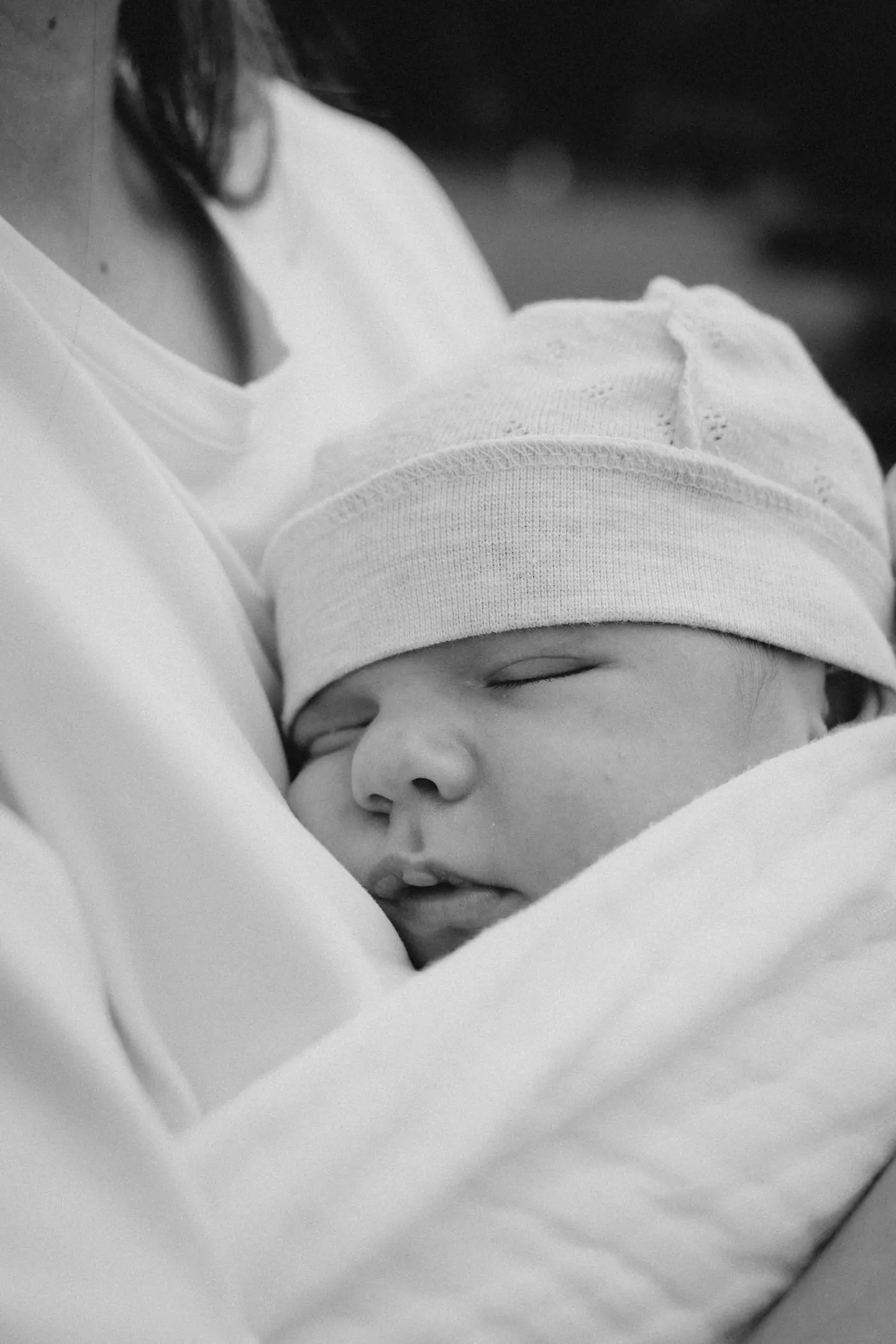 Nouveau-né emmailloté, endormi, séance naissance à Genève