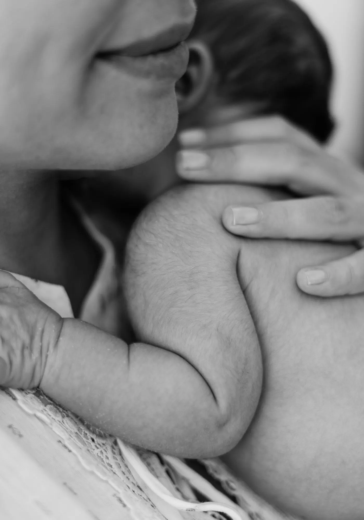 Une mère embrasse la tête de son nouveau-né