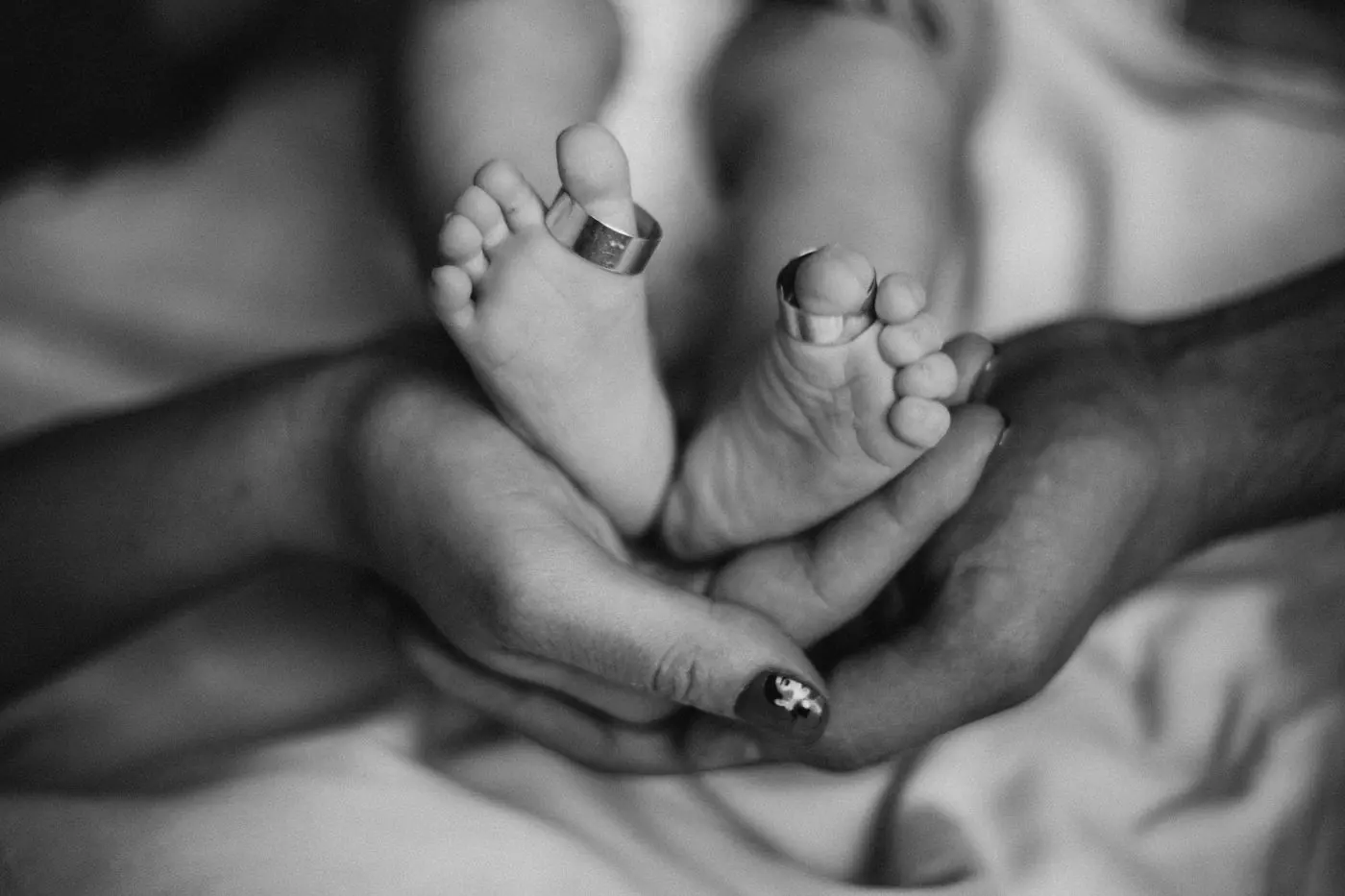 Pieds de nouveau-né, gros plan en noir et blanc