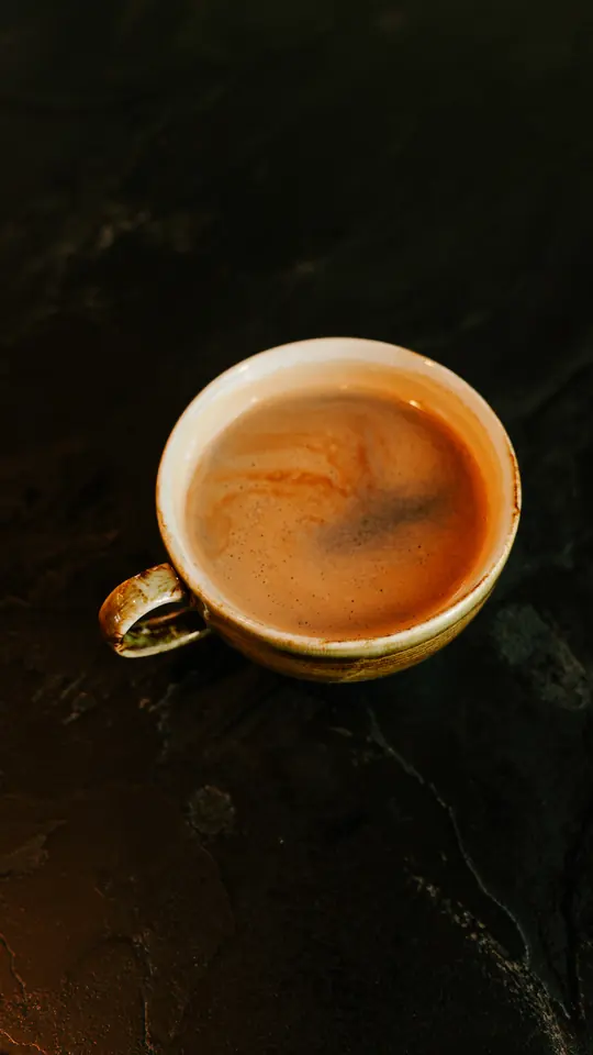 Cappuccino sur marbre noir
