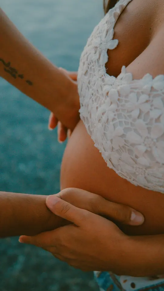 Mains sur le ventre, dentelle blanche