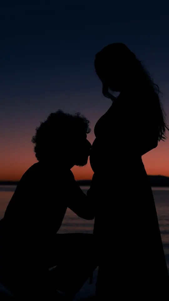 Silhouette du couple au coucher du soleil