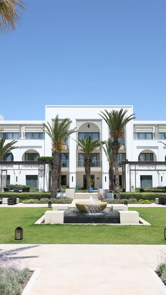 Hôtel, façade et fontaine